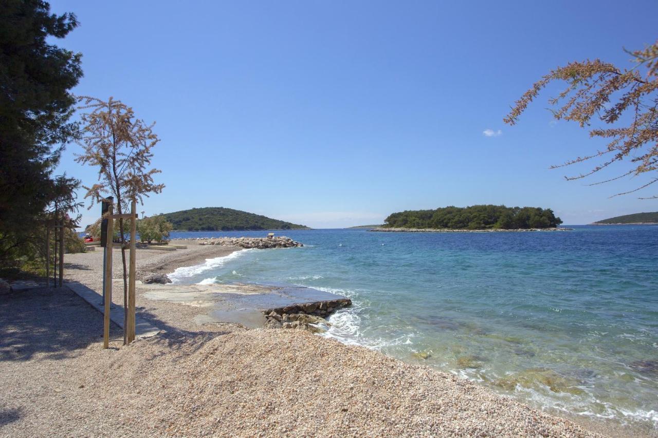 Apartments By The Sea Maslinica, Solta - 14748 Exterior foto